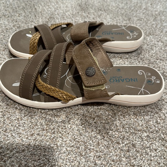 Woman’s gently worn sandal. - Picture 6 of 7